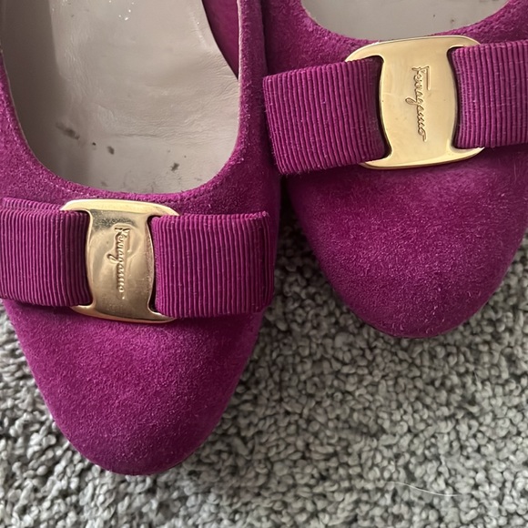 Fuchsia Ferragamo Vara Pumps - Picture 5 of 6